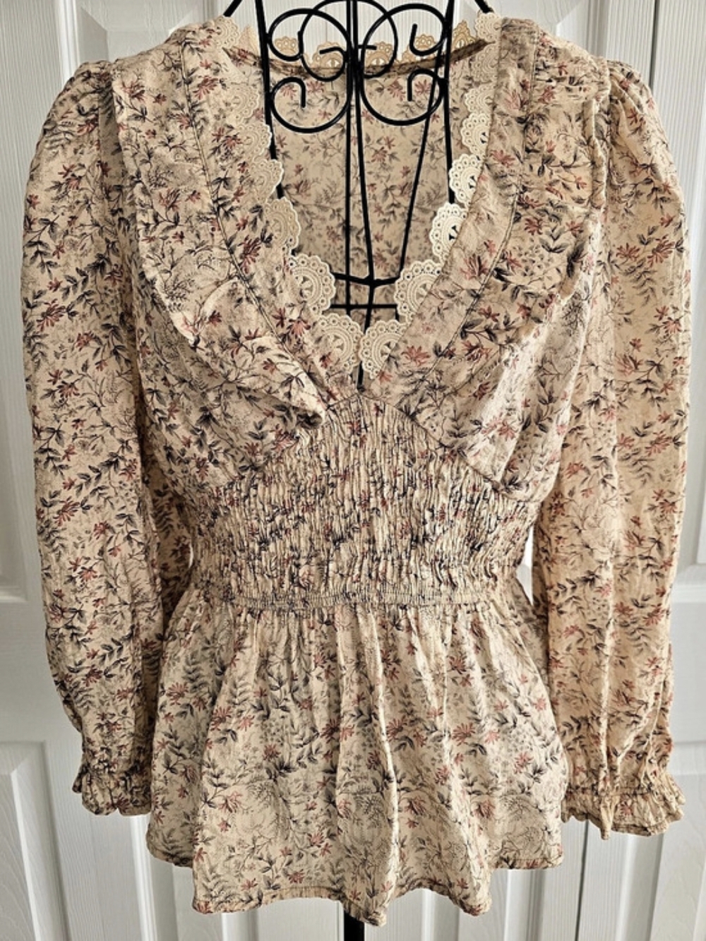 MINE Ladies Floral Lace Neck Blouse in Beige Size Large 🍁🍂